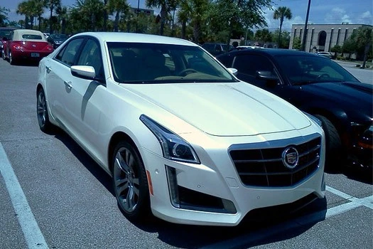 6 coches sedán más rápidos y de menor rendimiento.