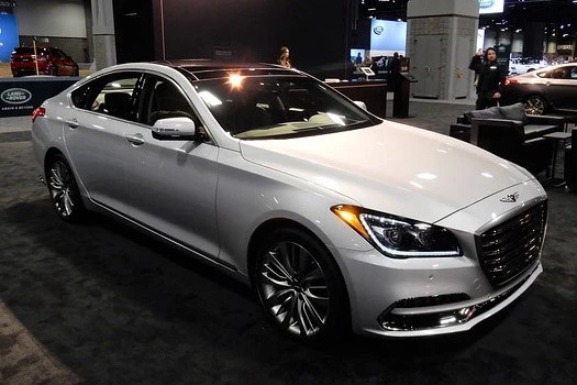 6 coches sedán más rápidos y de menor rendimiento.