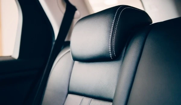 Limpiar la tapicería del coche y dejarla como nueva