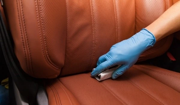 Limpiar la tapicería del coche y dejarla como nueva