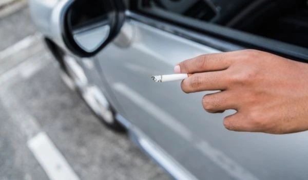 ¿Pueden multarte por fumar al volante?