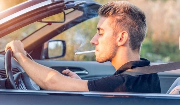 ¿Pueden multarte por fumar al volante?