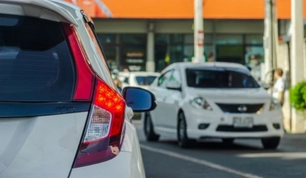 ¿Cuáles son las luces del coche y cómo se utilizan?