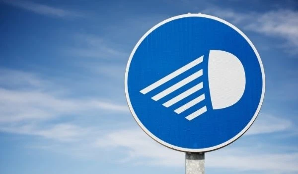 ¿Cuáles son las luces del coche y cómo se utilizan?