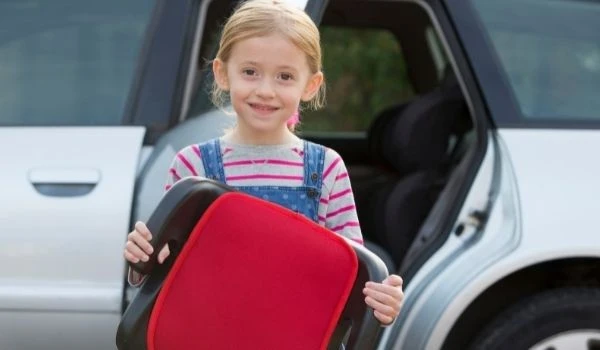 ¿Cuándo pueden utilizar los niños alzador en el coche? 