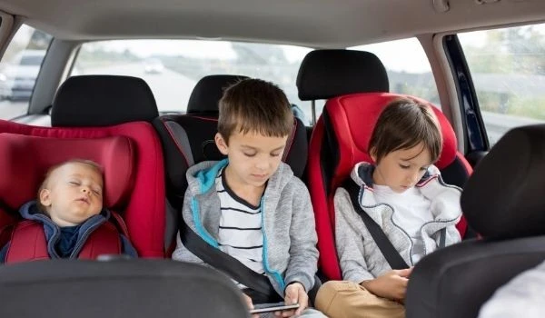 ¿Cuándo pueden utilizar los niños alzador en el coche? 