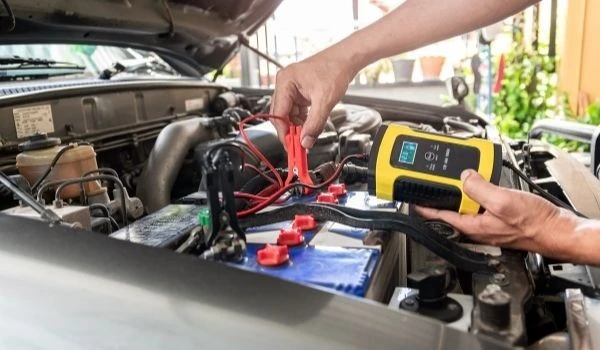 5 formas de evitar que la batería de tu coche muera por el calor este verano.