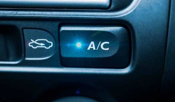 6 formas de cuidar el aire acondicionado del coche en verano.