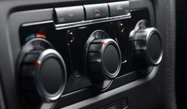 6 formas de cuidar el aire acondicionado del coche en verano.