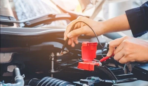 ¿Cómo puedo comprobar el estado de la batería de mi coche?