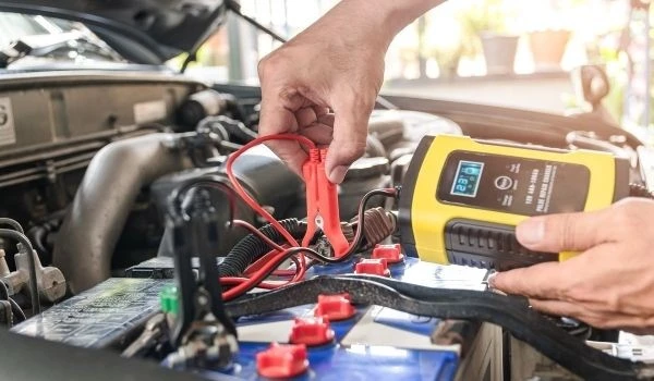 ¿Cómo puedo comprobar el estado de la batería de mi coche?