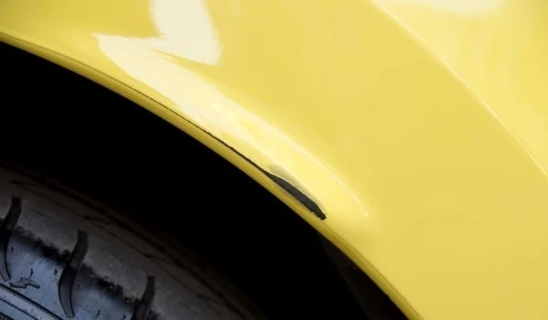 3 formas sencillas de reparar los arañazos del coche.