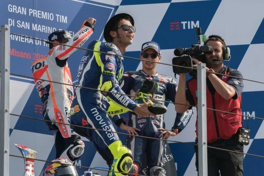 Valentino Rossi dice adiós y se retira de la MotoGP.