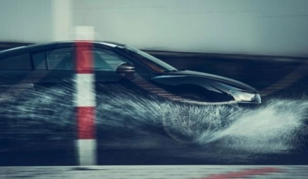 Qué es el aquaplaning y cómo evitarlo.