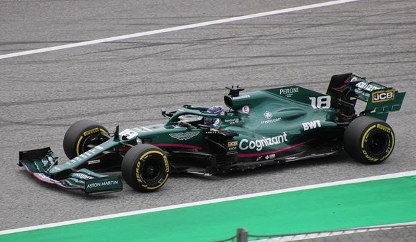 Fernando Alonso firma con Aston Martin para 2023.