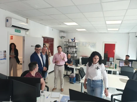 El alcalde de Cúllar Vega y el delegado de Empleo de la Junta de Andalucía visitan las instalaciones centrales de Crestanevada