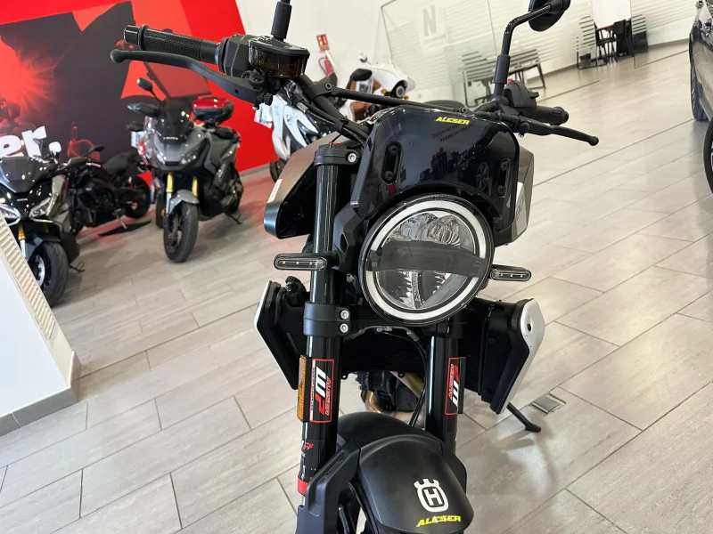 Imagen de Husqvarna SVARTPILEN 801