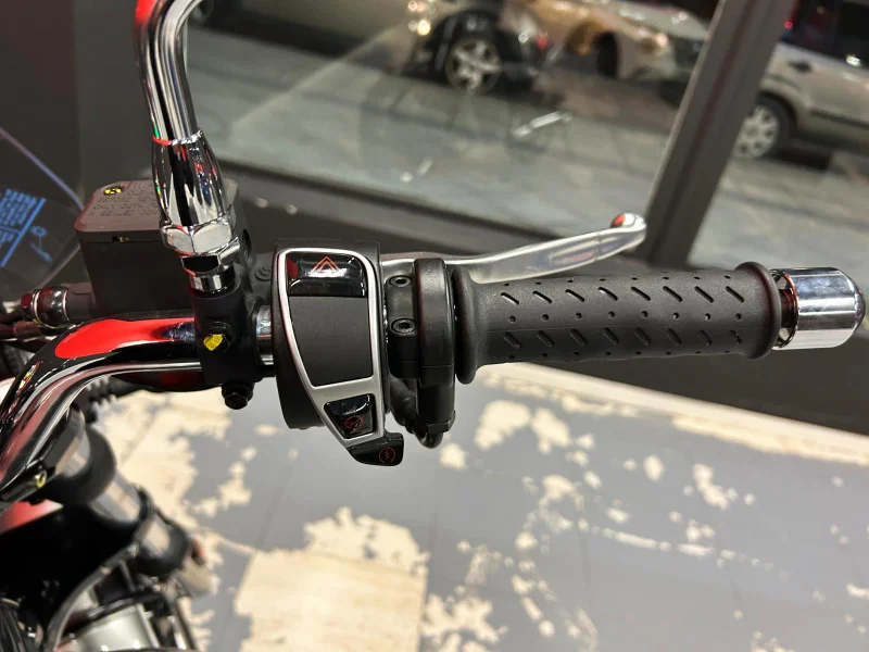 Imagen de Moto Guzzi V9 ROAMER